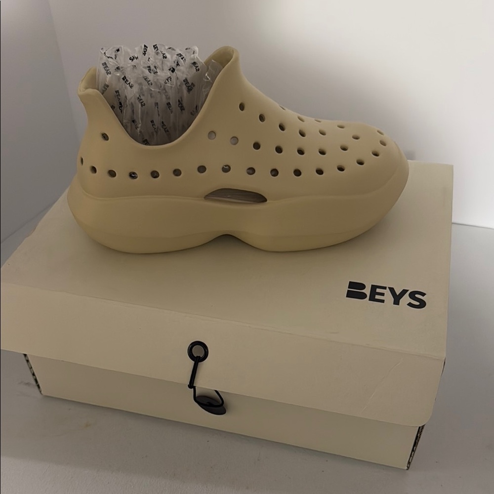 Women's Cream Slippers